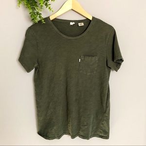 Levi’s t shirt with chest pocket